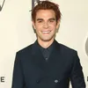 KJ Apa klapt uit de school over rol in Riverdale: 'Net een gevangenis'