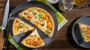 Hartige taart met zalm
