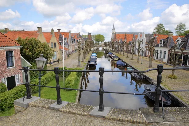 Kijk op het idyllische stadje Sloten in Friesland