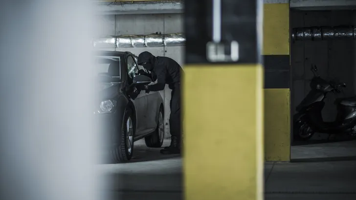Autodieven plakken spotgoedkope trackers onder peperdure bolides om 's nachts toe te slaan