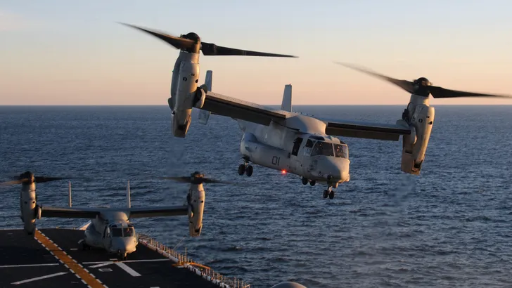 Een MV-22 Osprey stijgt op vanaf de USS Tripoli