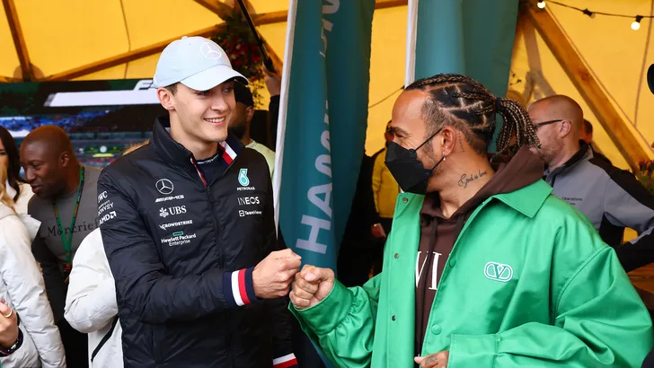 Hamilton: 'Russell heeft alles in zich om Mercedes te leiden'