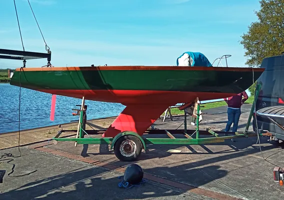 Alba pronkt met de nieuwe kiel.