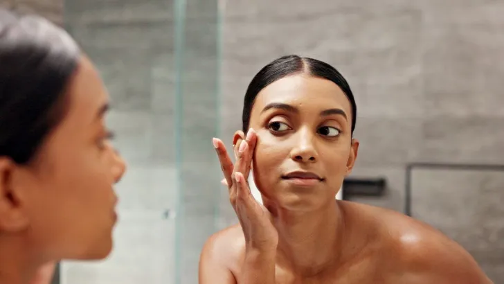 Vrouw bezig met haar skincare.