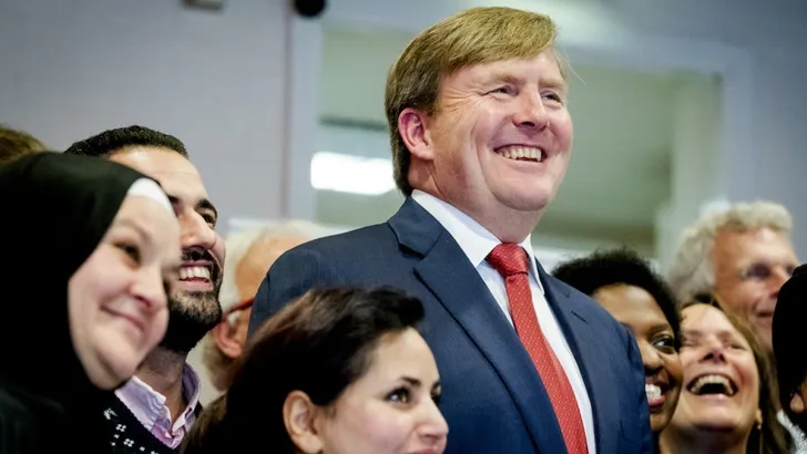 Koning Willem-Alexander brengt bezoek aan asielzoekers