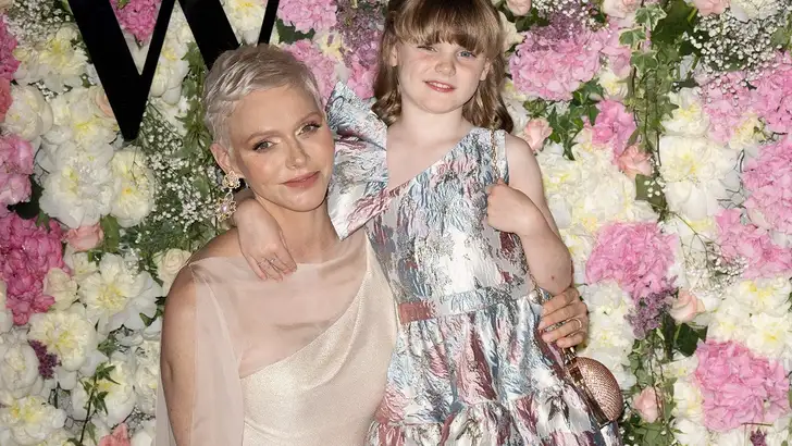 Prinses Charlene en haar dochter samen op chic!
