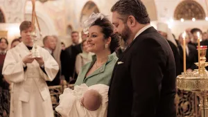 Romanovs onthullen geslacht tweede kindje. – Foto van grootvorst George en prinses Rebecca Victoria Romanov bij de doop van zoontje Alexander.