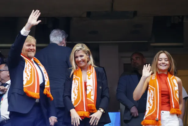 Koning Willem-Alexander, koningin Máxima en prinses Ariane op de tribune bij de de WK-wedstrijd Nederland – Zweden, juni 2026.