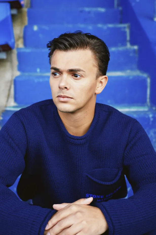 Flemming in blauwe outfit voor Beau Monde #5 2026.