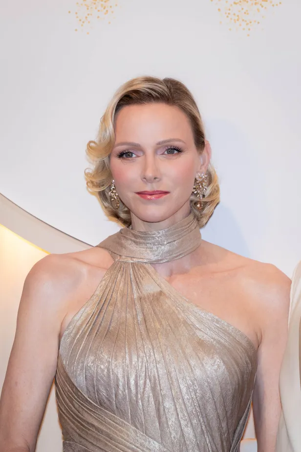 Detailfoto van prinses Charlene in een Elie Saab-jurk bij het Rode Kruis-Gala, juli 2026.