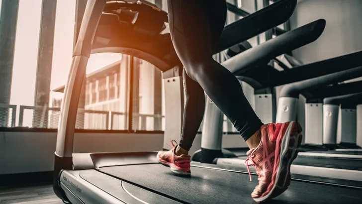 Geen zin in een zwetende sportschool? Met de 'cozy cardio' trend blijf je fit vanuit je woonkamer, gewoon in je chill-outfit. Ontdek er alles over!