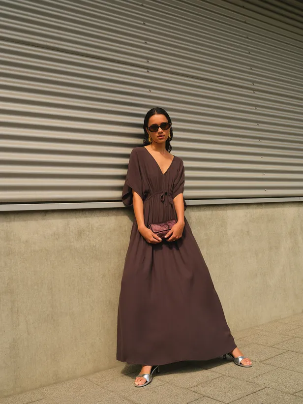 Long twill dress  in de kleur espresso | €159,95
