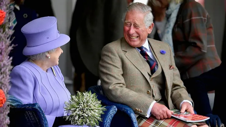 Queen amuseert zich kostelijk bij Highland Games 