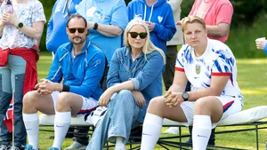 Foto van Noorse royals Haakon, Mette-Marit en Sverre Magnus bij voetbalwedstrijd te Skaugum.