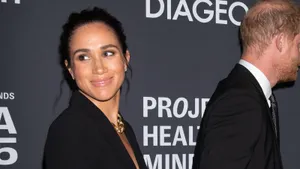 Meghan Markle stal de show tijdens de NBA All-Star Game. Haar geheim voor die perfecte coupe? Een simpele budget-hack. Waarschuwing: je wilt nooit meer anders.