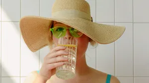 vrouw die water drinkt