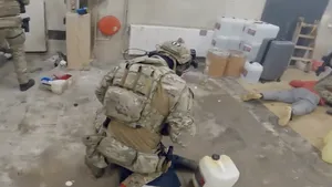 Beelden van de internationale inval tijdens 'Operation Fabryka', waarbij in totaal 85 verdachten in de boeien werden geslagen.