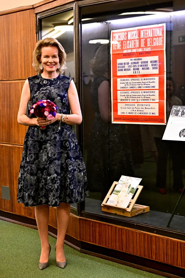 Chic en fleurig: Koningin Mathilde maakte er een bloemige boel van bij de Koningin Elisabethwedstrijd deze week.