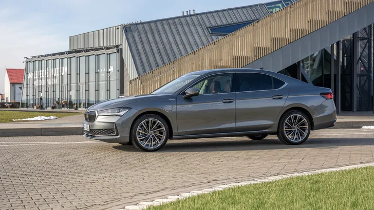 Skoda verrijkt aanbod Superb Hatchback met 272 pk sterke plug-in hybride