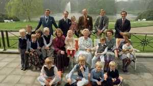 Familiefoto van de Oranjes uit 1974, met onder meer koningin Juliana, prins Bernhard, prinses Beatrix, prins Claus en prins Willem-Alexander. – Deze prins liep de Nijmeegse Vierdaagse.