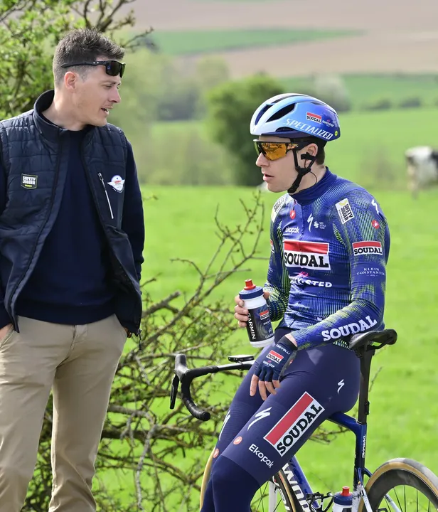 Niki Terpstra praat als ploegleider met een renner van Soudal Quick-Step.