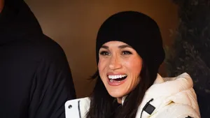 Meghan Markle lachend tijdens een event.
