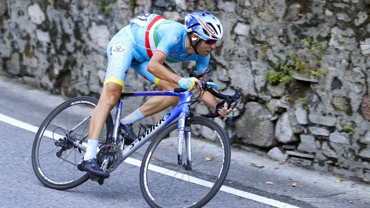 Retro: De weerzinwekkende afdaling die Nibali winst in Lombardije bezorgde