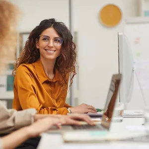 Vrouwen aan het lachen op de werkvloer.