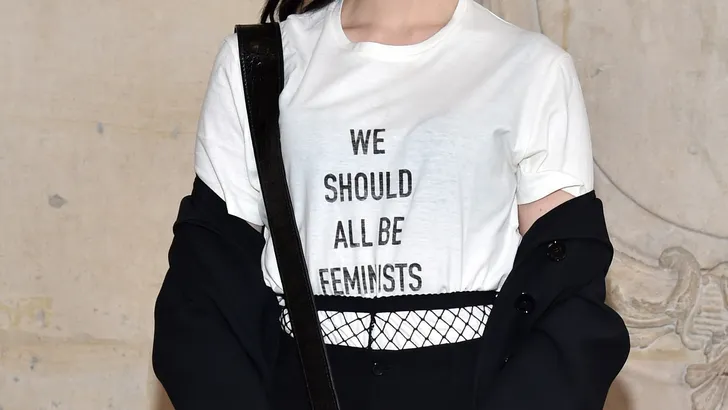 Dior ontwerpt feministisch shirt en celebs zijn fan