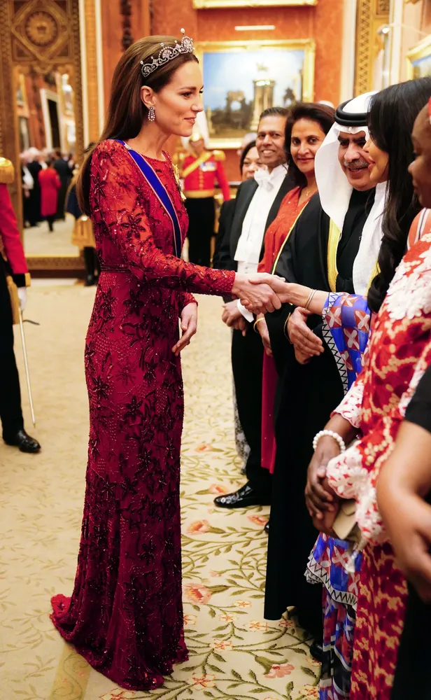 Prinses Kate in een dieprode japon van Jenny Packham bij een diplomaten-receptie te Buckingham Palace. 