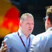 Jos Verstappen in gesprek met iemand van Mercedes