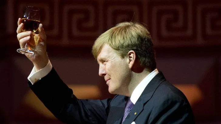 Koning reikt Appeltjes van Oranje uit
