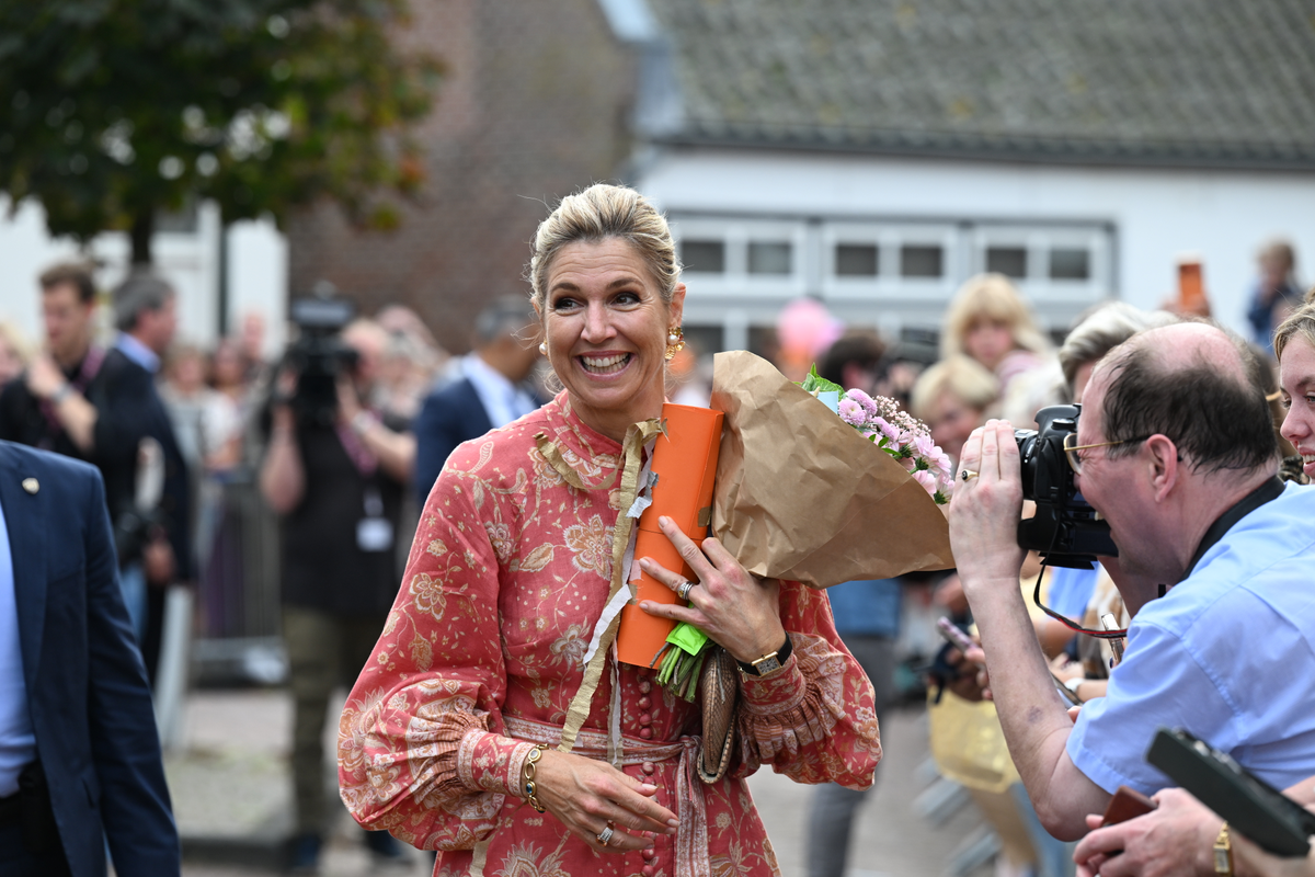 Koningin Máxima geniet van nazomer tijdens bezoek aan zonnig Urk
