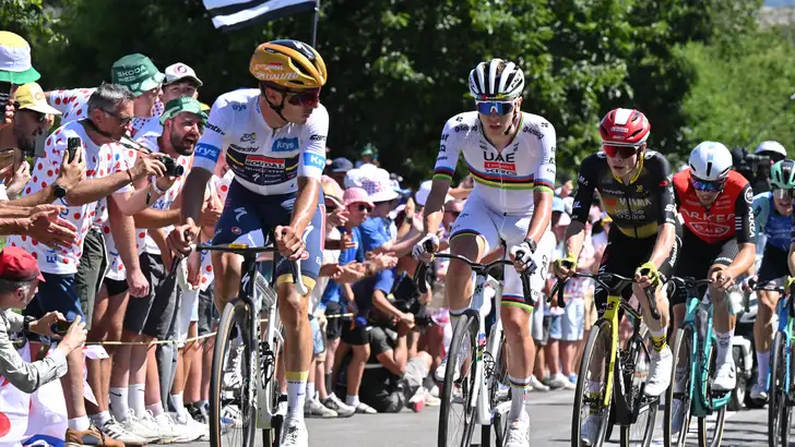remco evenepoel kijkt om