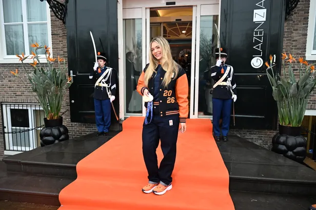 Jutta Leerdam poseert met haar Olympische medailles bij Paleis Noordeinde voordat ze op bezoek gaat bij de koning 