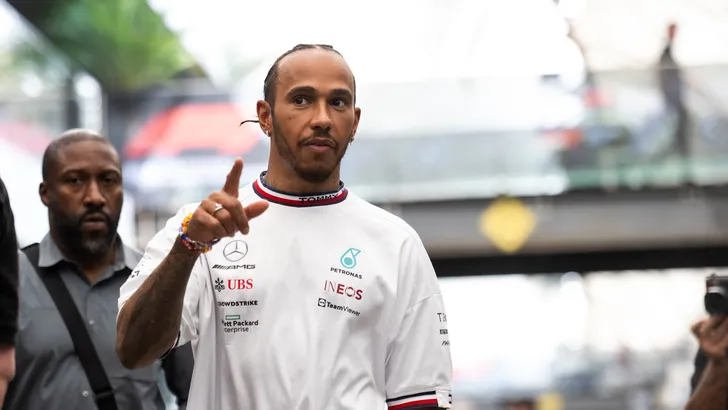 Hamilton over clash met Verstappen: 'Ik heb succes, dus ik ben een doelwit'