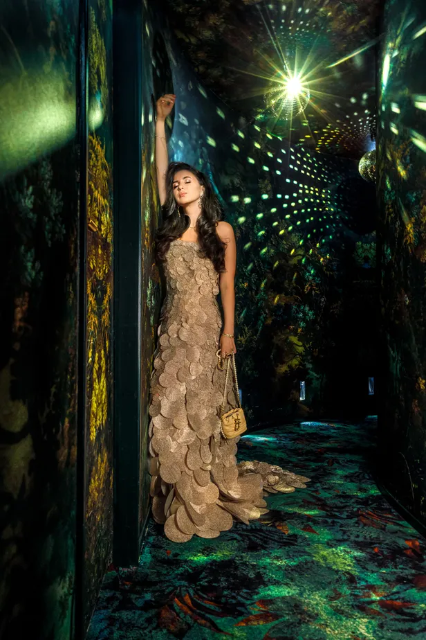 Zangeres Karsu in een gouden Addy van den Krommenacker-jurk voor Beau Monde #5 2026.