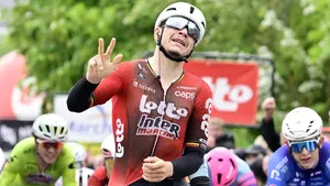 Arnaud De Lie viert zijn sprintzege in de Lotto Famenne Ardenne Classic.