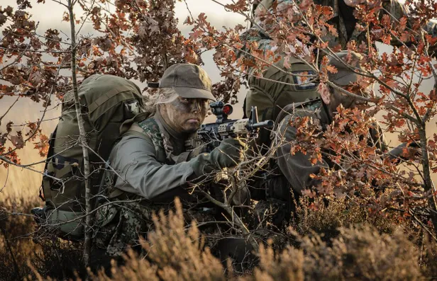 Prinses Amalia bij een militaire oefening op de heide bij Ermelo.