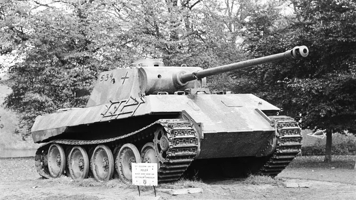 84-jarige Duitser krijgt megaboete voor bewaren enorme Panther tank