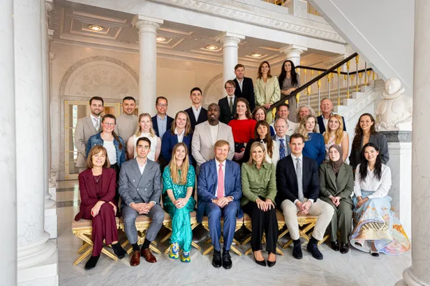 Zijne Majesteit de Koning en Hare Majesteit Koningin Máxima hebben woensdagmiddag 27 november in Paleis Noordeinde een lunch aangeboden aan Nederlanders die zich hebben onderscheiden door een bijzondere prestatie.