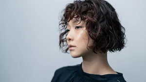 Zeg maar dag tegen urenlang föhnen. De nieuwe Japanse bob is dé kapseltrend van 2026 die direct volume en een chique uitstraling geeft.