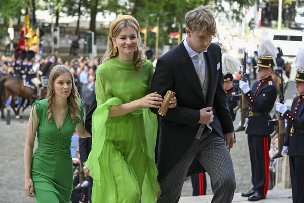 Beide dochters verschenen in stralend groen bij het Te Deum.