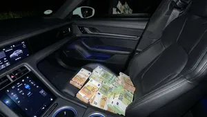 Man (59) is 400.000 euro kwijt na routinecontrole op de Duitse Autobahn