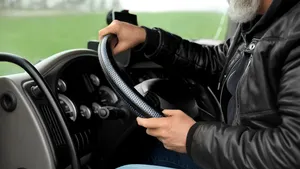 Italië voert harde leeftijdsgrens in en verbiedt vrachtwagenchauffeurs ouder dan 68 jaar de weg op te gaan