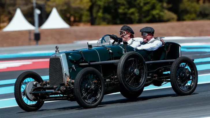 Sebastian Vettel doet rondje met allereerste Aston Martin GP-wagen (1922)