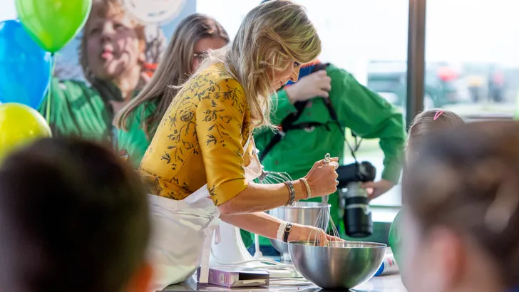 Koningin Maxima aan het bakken met welpen van Scouting Nederland, net zoals ze dit Argentijnse familierecept maakt.