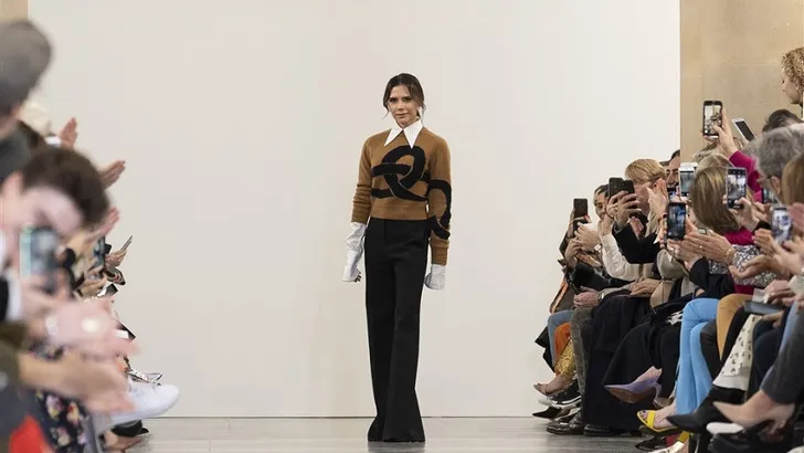 Voor Victoria Beckham's show gingen alle handen op elkaar tijdens London Fashion Week