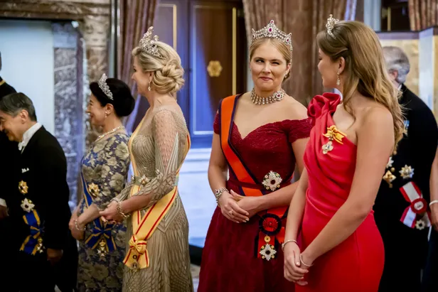 Prinses Amalia en Ariane hebben onderonsje tijdens staatsbanket Japan.