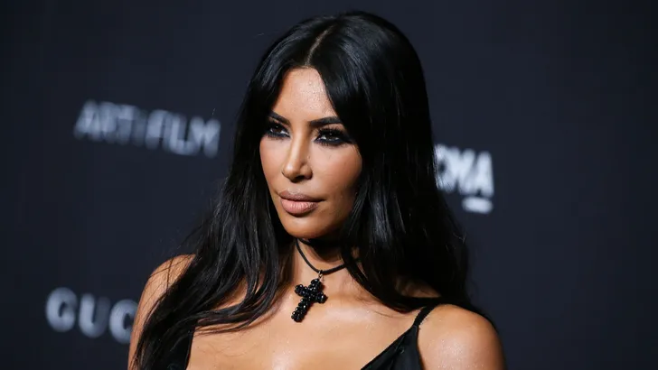 Zoveel verdient Kim Kardashian binnen enkele seconden met shapewear-lijn